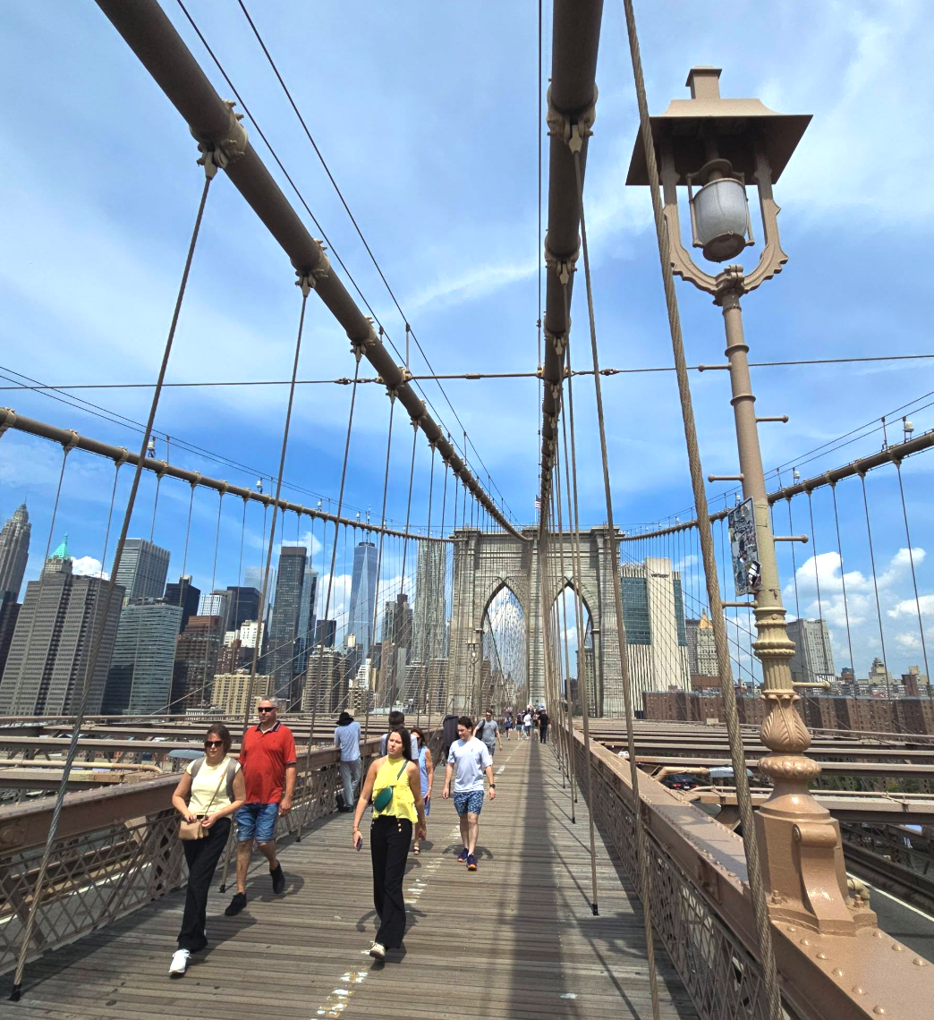Walkers on the Brooklyn Bridge promenade